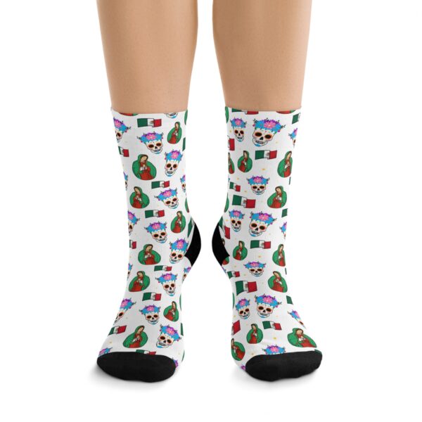 Calcetines de la Colección Herencia Mexicana - Versión Blanca con Calavera, Bandera y Guadalupe - Imagen 2