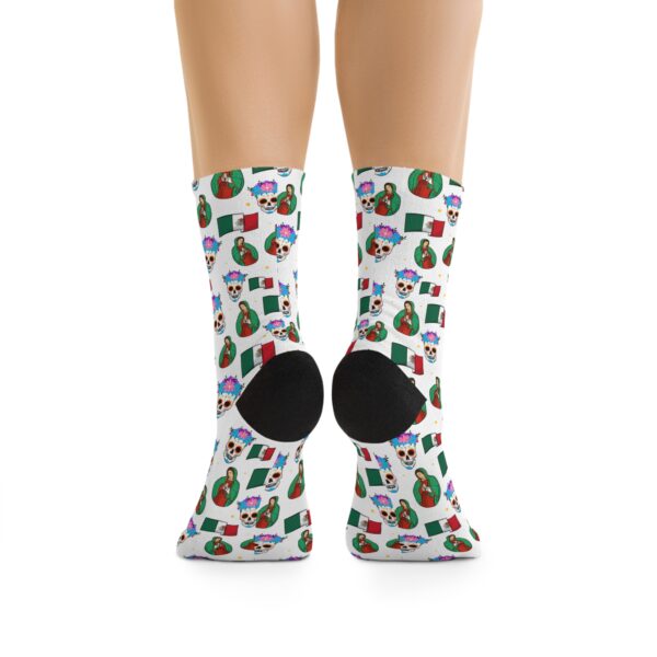 Calcetines de la Colección Herencia Mexicana - Versión Blanca con Calavera, Bandera y Guadalupe - Imagen 3